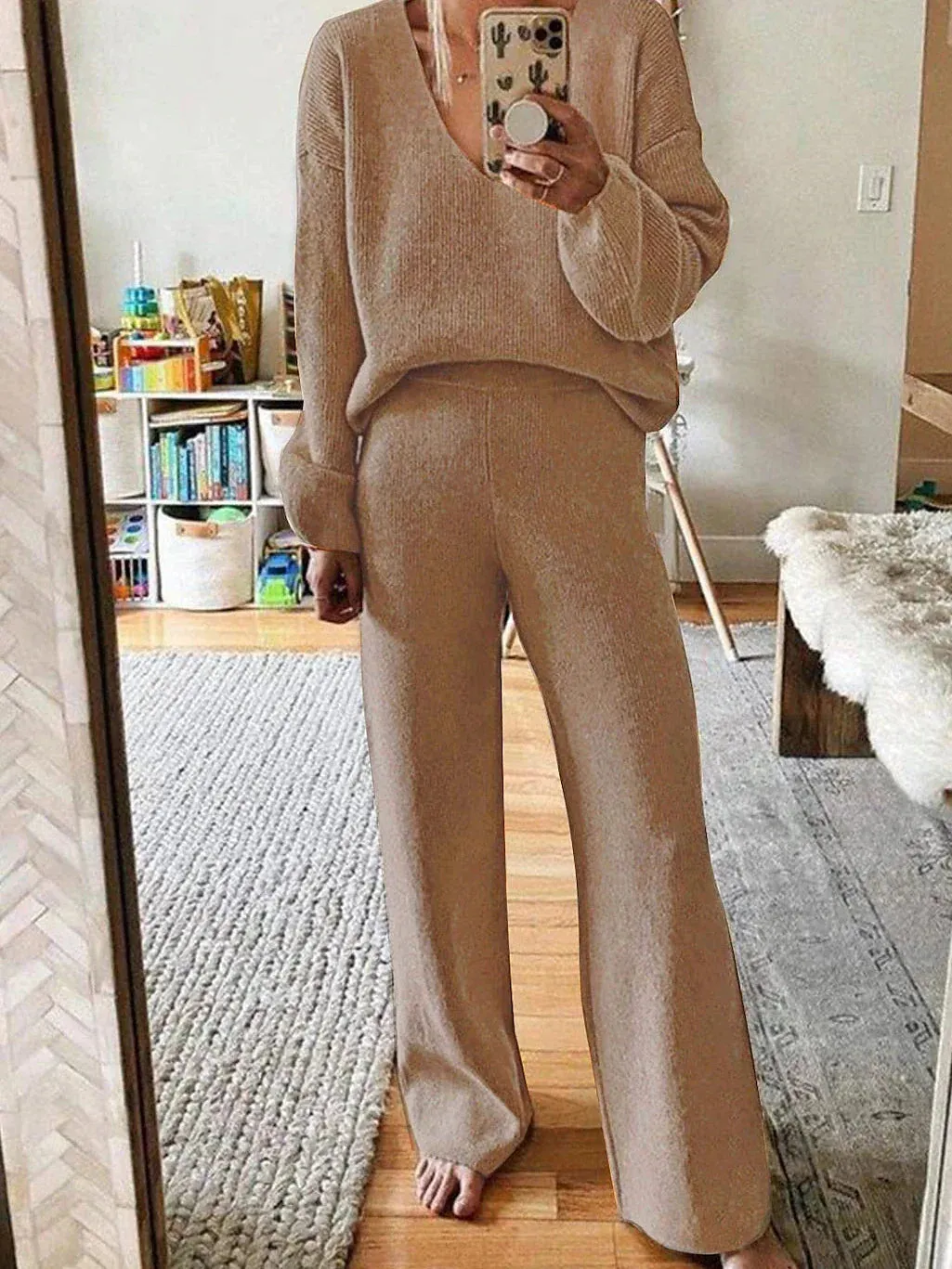 Women's Cozy Lounge Sweatsuit Set with V Wire Detail